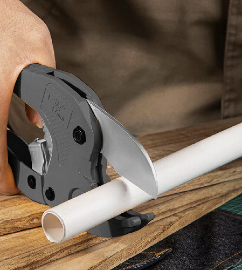 Plastic pipe scissors