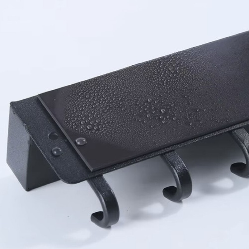 Pakaramais ar plauktu, melns