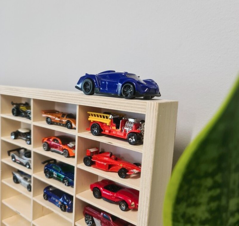 Wooden shelf for 80 cars / springs