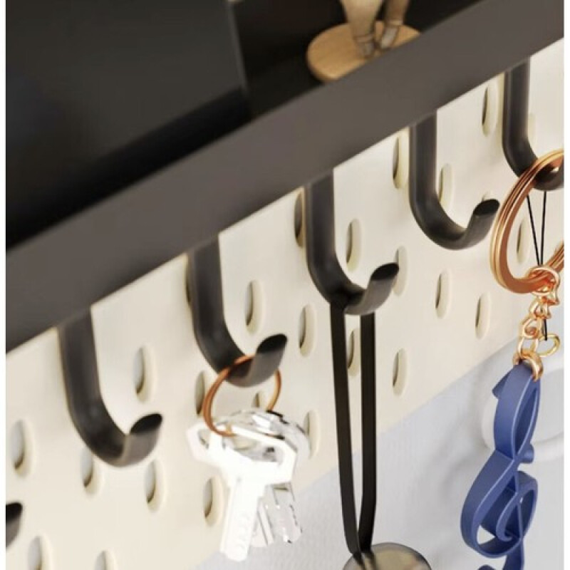 Pakaramais ar plauktu, melns